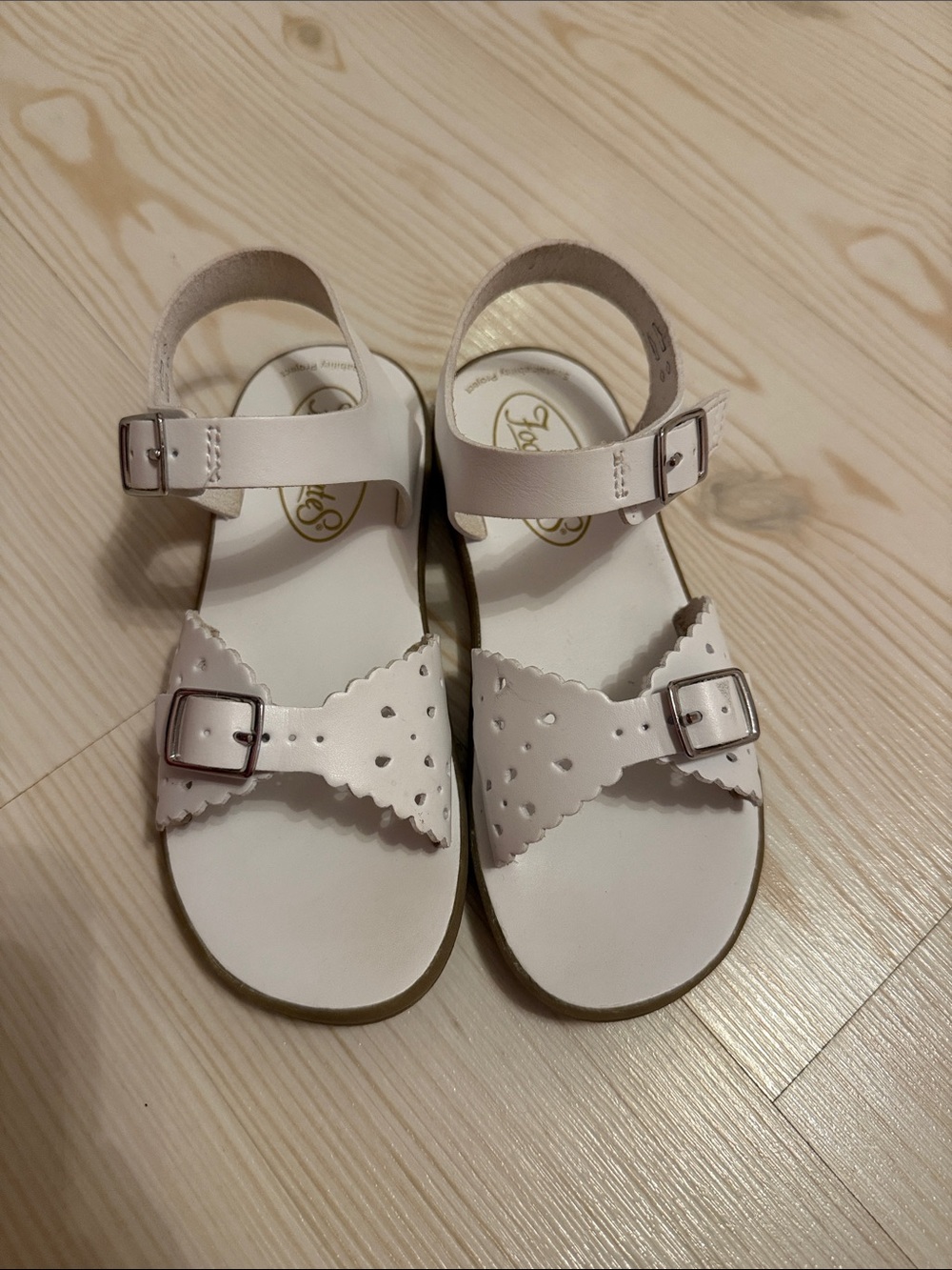 FootMates Girls White Scalloped Buckle Sandals